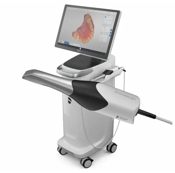 Primescan 구강스캐너와 화면에 표시된 치아 3D 모델