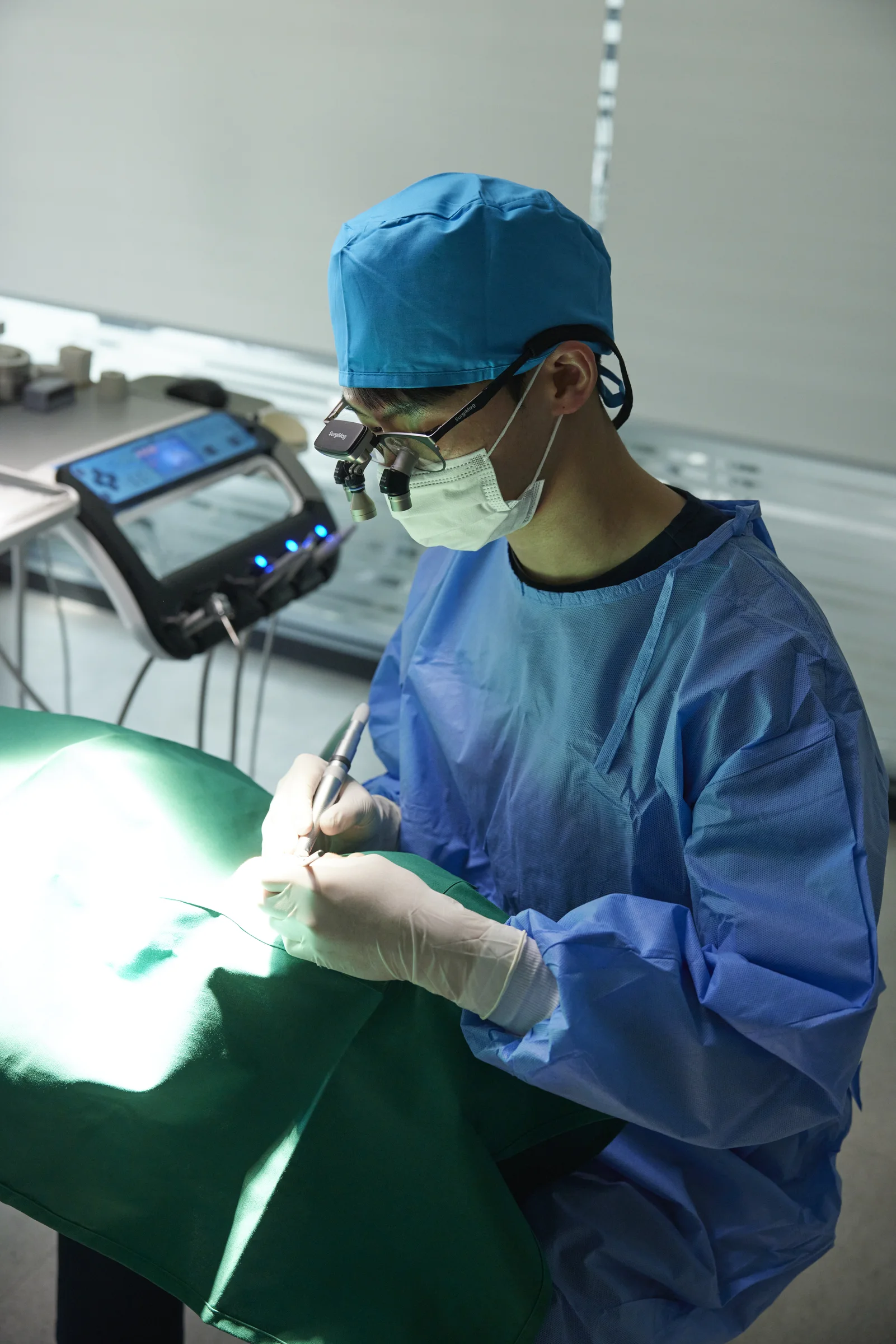 확대경을 쓰고 임플란트 수술을 하는 다올치과 대표원장